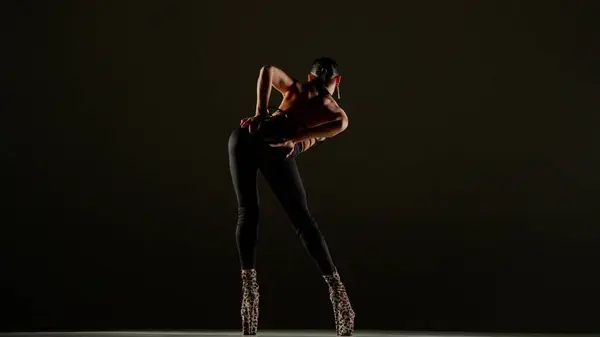 Современный Стиль Танца Творческая Рекламная Концепция Портрет Танцовщицы Привлекательная Танцовщица — стоковое фото
