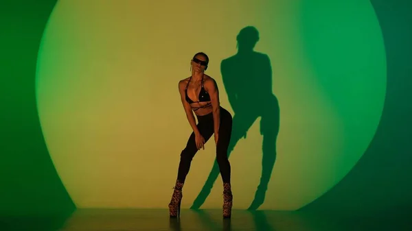现代舞风格创意广告理念 女舞蹈家的画像 穿着高跟鞋的女舞蹈演员站在工作室的绿色黄色霓虹灯聚光灯下 在五彩缤纷的背景下被隔离 — 图库照片