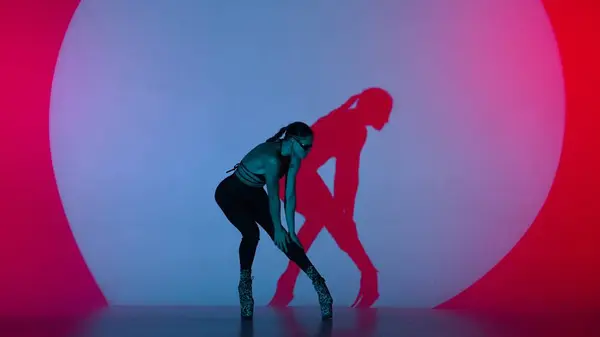 现代舞风格创意广告理念 女舞蹈家的画像 穿着高跟鞋的女舞蹈演员在粉红霓虹灯聚光灯下的摄影棚前摆姿势 在五彩缤纷的背景下被隔离 — 图库照片