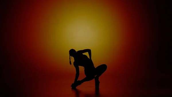 现代舞风格创意广告理念 女舞蹈家的画像 身着高跟鞋的女舞蹈演员在昏黄的聚光灯下对着摄像机摆姿势 在五彩缤纷的背景下被隔离 — 图库照片
