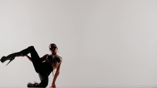 现代编舞和舞蹈风格的创意理念 女性模特儿的肖像迷人的女舞蹈家轮廓 穿着高跟鞋在工作室的地板上跳舞 与白色背景隔离 — 图库视频影像