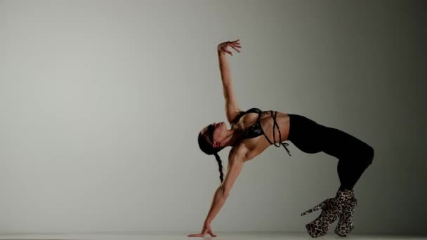 现代编舞和舞蹈创意的概念 女舞蹈家的画像 迷人的女人穿着高跟鞋和眼镜在工作室里跳舞 灯光闪烁 与白色背景隔离 — 图库视频影像