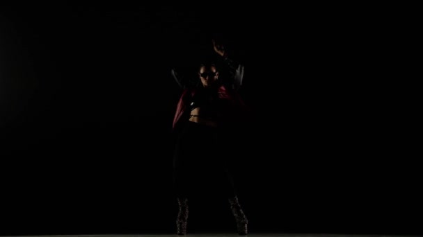 크리에이 댄서의 초상화 배경에 플래시 스튜디오에서 하이힐과 탑에서 — 비디오