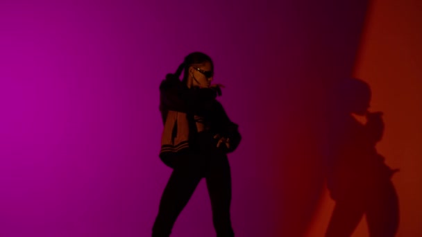 크리에이 댄서의 초상화 재킷과 스튜디오 빨간색과 보라색 활기찬 배경에서 하이힐에 — 비디오