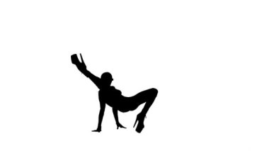 Modern koreografi ve dans silueti konsepti. Kadın dansçı portresi. Yetişkin kadın dansçı silueti yüksek topuklarla dans ediyor, alfa kanallı beyaz arka planda izole edilmiş..