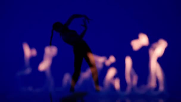 크리에이 댄서의 초상화 파란색 배경에 스튜디오에서 뒤꿈치에 매력적인 여자의 실루엣 — 비디오