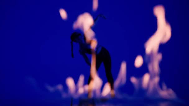 现代编舞和舞蹈创意的概念 女舞蹈家的画像 电影制片厂里的女舞蹈演员形象 穿着高跟鞋在蓝色背景下与火焰共舞的性感舞蹈 — 图库视频影像