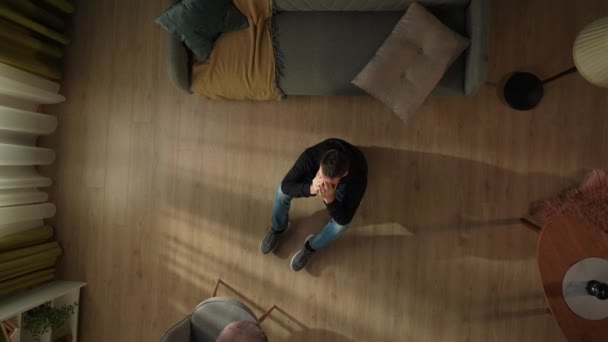Ovanifrån Man Som Sitter Vardagsrumsgolvet Deprimerad Man Som Gömmer Ansiktet — Stockvideo