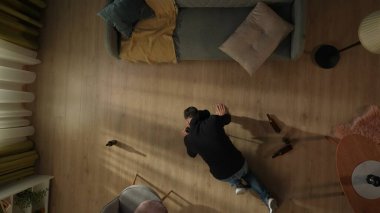 Elinde bir şişe birayla dört ayak üstünde duran sarhoş bir adamın en iyi görüntüsü. Alkolizm. Umutsuzluk. Alkol bağımlılığı tedavisi