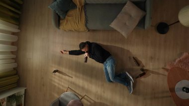 Bira şişelerinin arasında yatan sarhoş bir adamın en iyi görüntüsü. Adam şişeden içiyor. Alkolizm. Umutsuzluk. Alkol bağımlılığı tedavisi