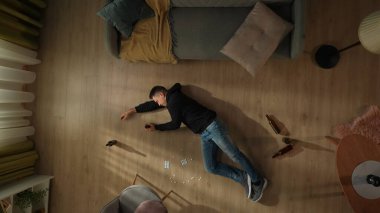 Sarhoş bir adamın yere serilmiş bir şişe birayla dağınık hapların arasında yatışının en üst görüntüsü. Alkolizm ve uyuşturucu bağımlılığı zihinsel ve fiziksel sağlığın katilleridir.