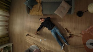 Sarhoş bir adamın yere serilmiş bir şişe birayla dağınık hapların arasında yatışının en üst görüntüsü. Alkolizm ve uyuşturucu bağımlılığı zihinsel ve fiziksel sağlığın katilleridir.