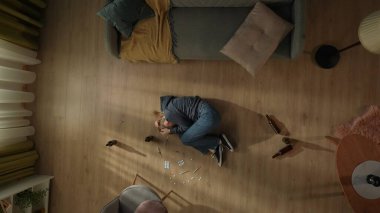 Oturma odasında, boş şişelerin, hapların ve şırıngaların arasında yatan bir kadının en iyi görüntüsü. Kadın uyuşturucu aldıktan sonra yoksunluk çekiyor. Alkolizm ve uyuşturucu bağımlılığı akıl hastalarını öldürür.