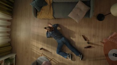 Oturma odasından bira şişesine sürünen sarhoş kadın manzarası. Yerde bira şişeleriyle çevrili bir kadın var. Alkolizm. Umutsuzluk. Alkol bağımlılığı tedavisi