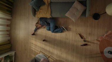 Yerde boş bira şişelerinin yanında yatan bir kadının üst görüntüsü. Alkolizm. Umutsuzluk. Alkol bağımlılığı tedavisi