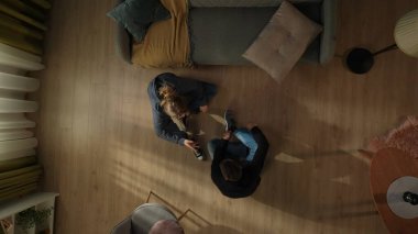 Bir kadın ve erkeğin tartıştıklarını, tartıştıklarını ve birbirlerini suçladıklarını gördüm. Kadın ve erkek oturma odasında karşılıklı oturuyorlar. Sorun kavramı, evlilikte yanlış anlama.