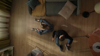 Oturma odasında birbirine sırtı dönük bir kadın ve bir erkeğin kavga edişinin en üst görüntüsü. Evlilikte yanlış anlama kavramı