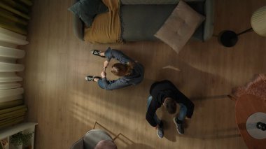 Oturma odasında birbirine sırtı dönük bir kadın ve bir erkeğin kavga edişinin en üst görüntüsü. Evlilikte yanlış anlama kavramı