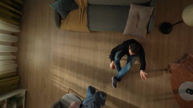 Oturma odasında bir bardak alkolle oturan bir adamın ve ondan uzaklaşan bir kadının en iyi görüntüsü. Alkol bağımlılığından kaynaklanan ilişki sorunları