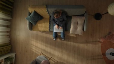 Üst manzara, dizüstü bilgisayarı kapalı yorgun bir kadın. Serbest İşçi, uzak çalışma