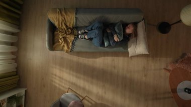 Oturma odasındaki kanepede uzanmış yastığa sarılan bir kadının en iyi görüntüsü. Depresyondaki kadın acı çekiyor, ağlıyor. Yalnızlık, mutsuzluk, depresyon, umutsuzluk kavramı