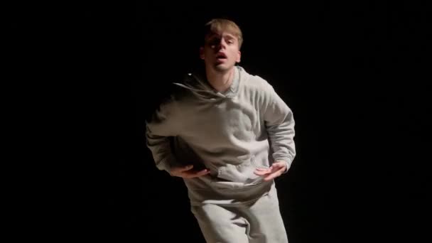 Снимке Темном Фоне Танцует Молодой Человек Одной Стороны Светит Прожектором — стоковое видео