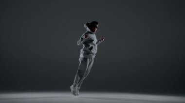 Genç adam karanlık bir arka planda duruyor. Aşağıdan gelen beyaz bir ışıkla aydınlanır. Hafif bir sis yaratıyor. Bir hip hop dans hareketini gösteriyor. Plastik, ritmik.