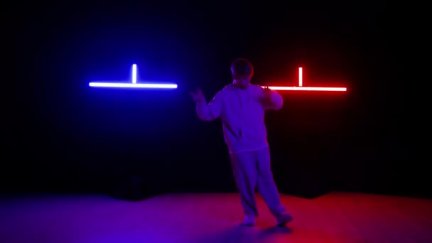Armação Fundo Escuro Lâmpadas Penduradas Azul Vermelho Contra Eles Dança — Vídeo de Stock