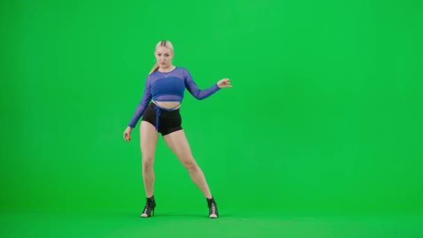 Oprawione Zielonym Tle Chromakey Stoi Młoda Atrakcyjna Kobieta Ubrana Jest — Wideo stockowe