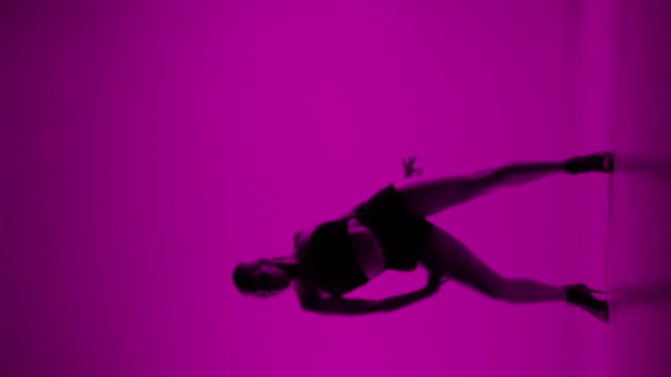 Pionowy Strzał Fioletowym Tle Młoda Dziewczyna Otwartych Czarnych Ubraniach Tańczy — Wideo stockowe