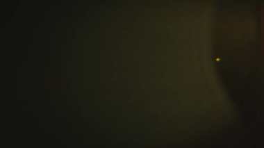 Harmanlama veya kaplama modlarında kullanması kolay gerçek alev merceği. Yan sarı ışık, kırmızı ve pembe halenin renkli bir yansımasını oluşturur. Işık geçişi, prizma etkisi, ışık sızıntısı