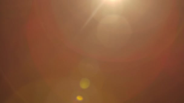 真正的闪光灯镜头 很容易在混合或叠加模式下使用 侧面的黄光闪烁着 形成了红色和粉色光晕的彩色反光 棱镜效应 — 图库视频影像