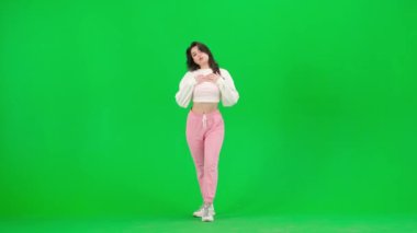 Modern koreografi ve dans stili yaratıcı konsept. Çekici bir kadın, dans eden, dinamik caz funk koreografisi ile krom anahtar yeşil ekran arka planında bir stüdyoda. Reklam alanı modeli.