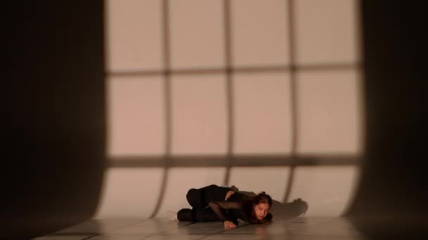 现代编舞和舞蹈风格的创意理念 女舞蹈家的画像 演播室里穿着黑色服装的迷人女孩在现代舞蹈的地板上跳舞 背景是黑色的 — 图库视频影像