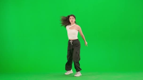 现代编舞和舞蹈风格的创意理念 在一个工作室里 穿着白色上衣 精力充沛的爵士音乐芬克的迷人女人在色彩艳丽的关键绿色屏幕背景上移动 广告领域模拟 — 图库视频影像