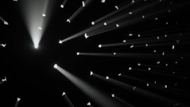 Sahne ışıkları ve teknoloji reklam konsepti. Profesyonel ışık ayarı yakın çekim. Stüdyo siyah arka plan, bir sürü beyaz ışık huzmesi, spot ışıkları ve kör noktalar..