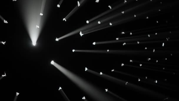 ステージライトとテクノロジー広告コンセプト プロのライトセットアップのクローズアップショット スタジオブラックバック 光の多くの白い光線がそれを通して輝く点 スポットライトと盲点 — ストック動画