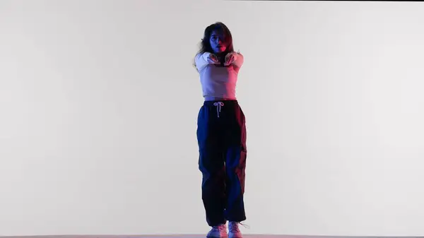 Modern Dans Koreografisi Yaratıcı Reklam Konsepti Beyaz Bluzlu Siyah Pantolonlu — Stok fotoğraf
