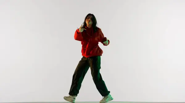 Modern Dans Koreografisi Yaratıcı Reklam Konsepti Kırmızı Kapüşonlu Siyah Pantolonlu — Stok fotoğraf