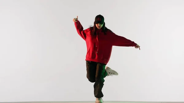Nowoczesna Choreografia Taneczna Koncepcja Kreatywnej Reklamy Atrakcyjna Kobieta Czerwonej Bluzie — Zdjęcie stockowe