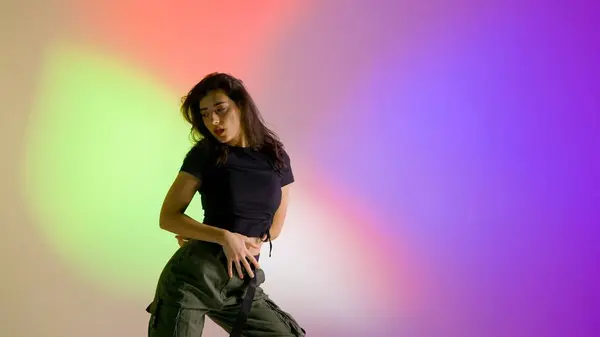 Nowoczesna Choreografia Taneczna Koncepcja Kreatywnej Reklamy Atrakcyjna Kobieta Top Spodnie — Zdjęcie stockowe