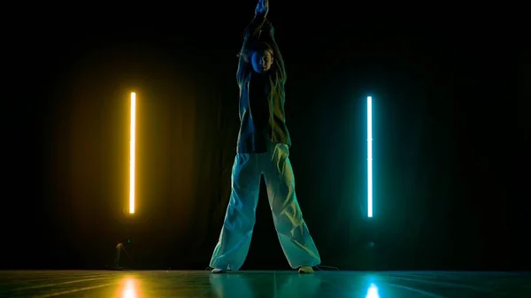 Moderne Kreativ Koreografi Dansekonsept Portrett Kvinnelig Danser Attraktiv Jente Casual – stockfoto