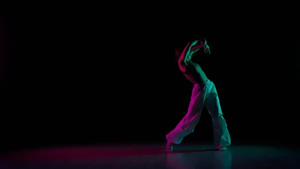 Moderni Luova Koreografia Tanssikonsepti Naistanssijan Muotokuva Houkutteleva Tyttö Rento Poseeraa — kuvapankkivalokuva