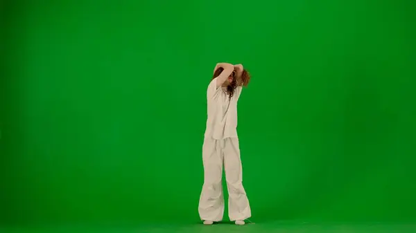 Moderni Luova Koreografia Tanssikonsepti Naistanssijan Muotokuva Houkutteleva Nuori Tyttö Valkoisessa — kuvapankkivalokuva