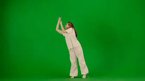 现代创意舞蹈和舞蹈概念 女舞蹈家的画像 穿着白色服装跳舞的迷人的年轻姑娘在色彩缤纷的绿色荧幕上跳着现代情调的舞蹈 — 图库照片