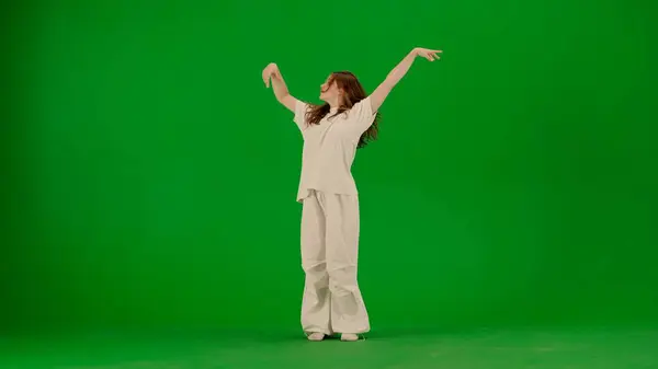 Modern Yaratıcı Koreografi Dans Konsepti Kadın Dansçı Portresi Beyaz Elbiseli — Stok fotoğraf