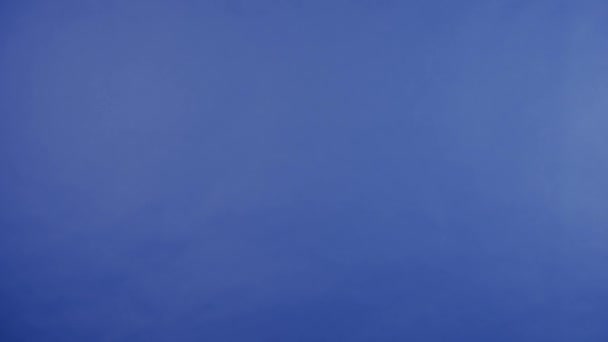 孤立したブルーの背景に人間とグリノックのヘアグリーンハンドシェイク 贈り物の誘拐犯コスプレ クリスマスと新年のお祝いコンセプト ブルースクリーン クロマキー — ストック動画