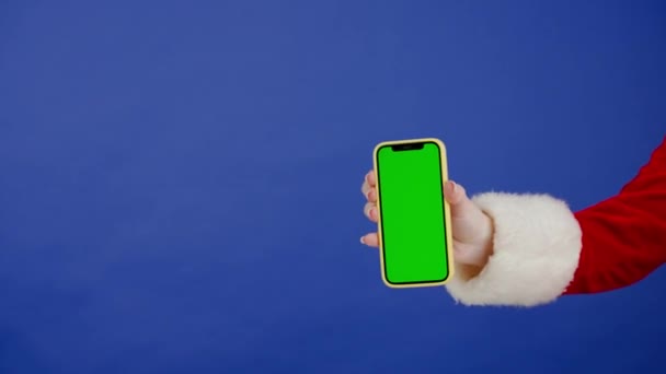 Mano Femenina Traje Santa Claus Con Teléfono Pantalla Verde Sobre — Vídeos de Stock
