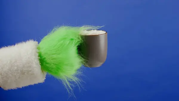 Grinchs Mão Cabelos Verdes Segura Uma Xícara Cacau Com Marshmallows — Fotografia de Stock