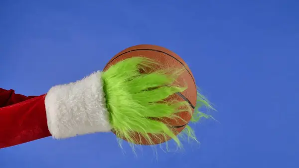 Grinchs Verde Mãos Peludas Segurando Uma Bola Basquete Fundo Isolado — Fotografia de Stock